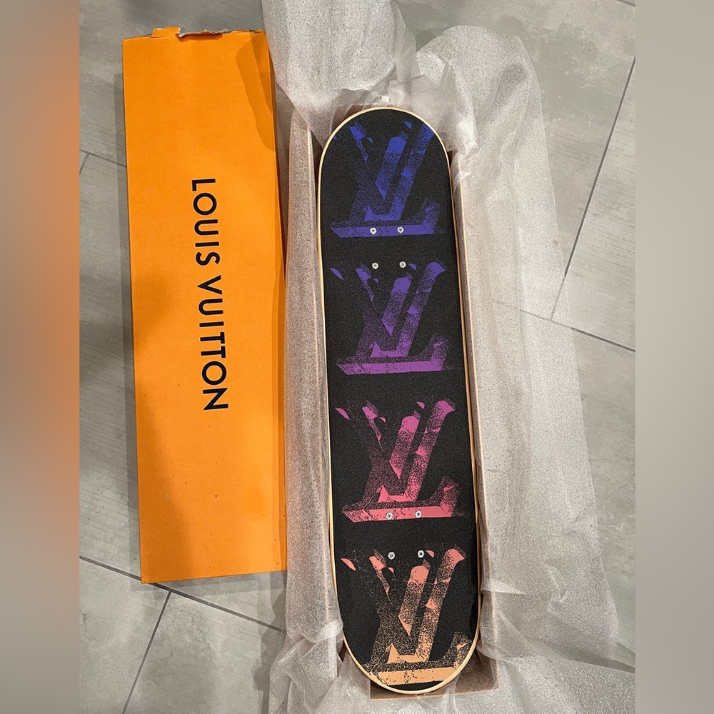 Louis Vuitton monogram skateboard - Picture 2 of 6